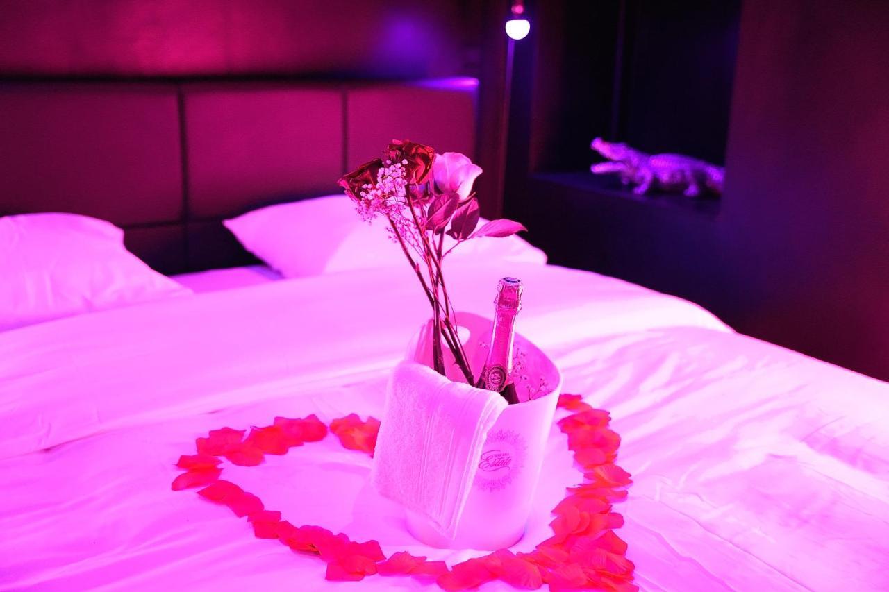 Love Room Suite Dirty Diana Aubagne Buitenkant foto